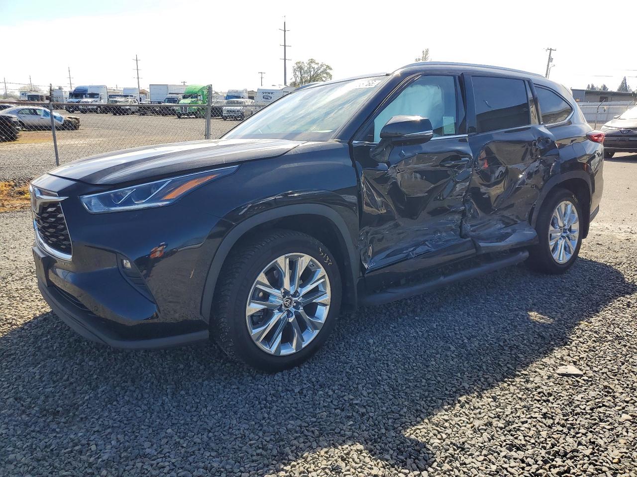 Salvage Toyota Highlander Image