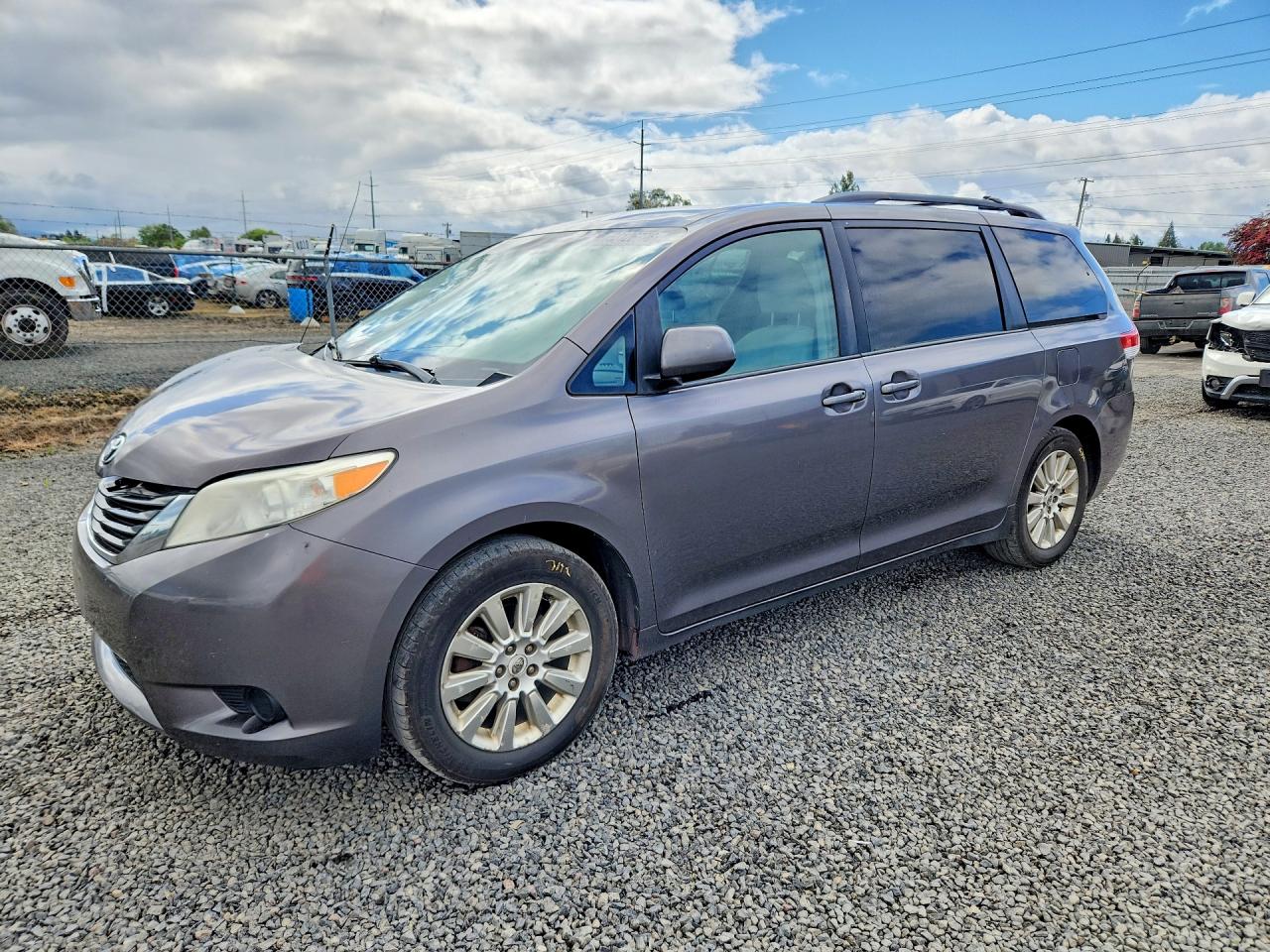 Salvage Toyota Sienna Image