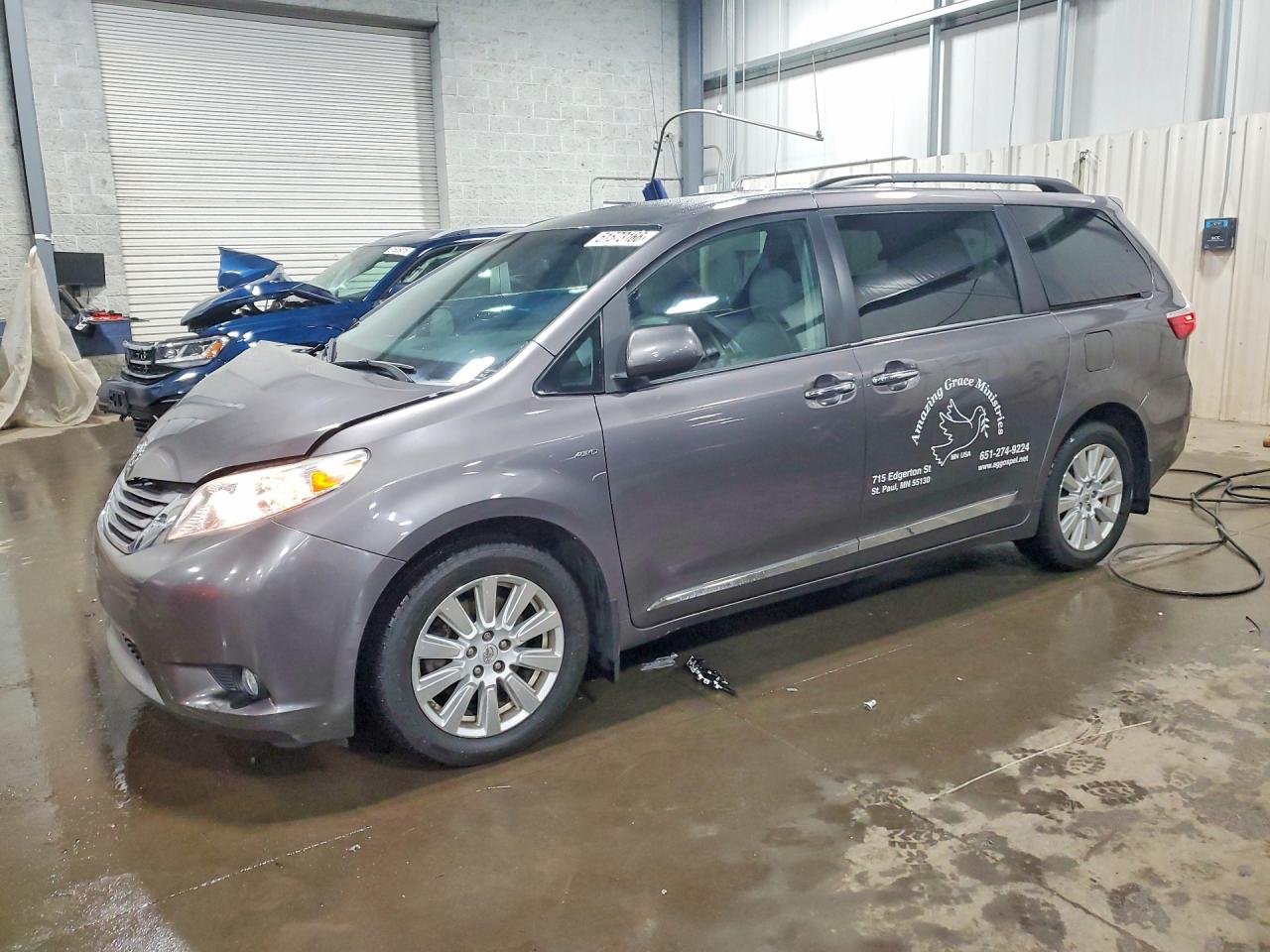 Salvage Toyota Sienna Image