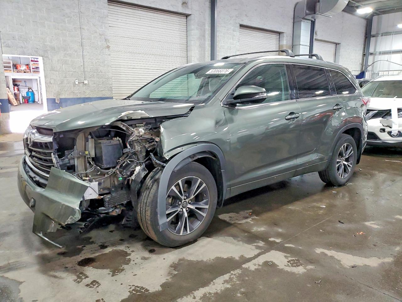 Salvage Toyota Highlander Image