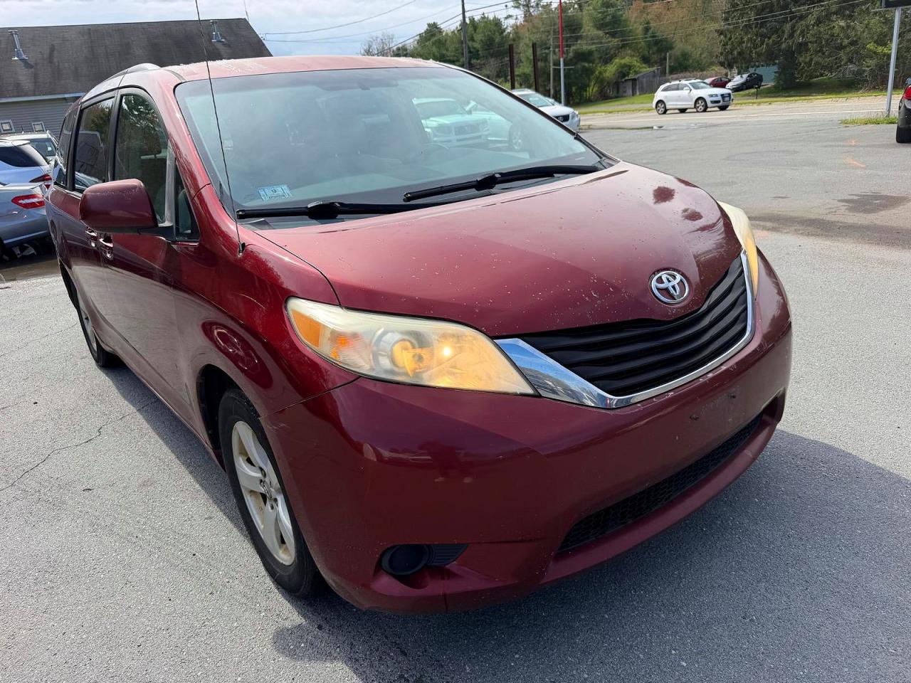 Salvage Toyota Sienna Image