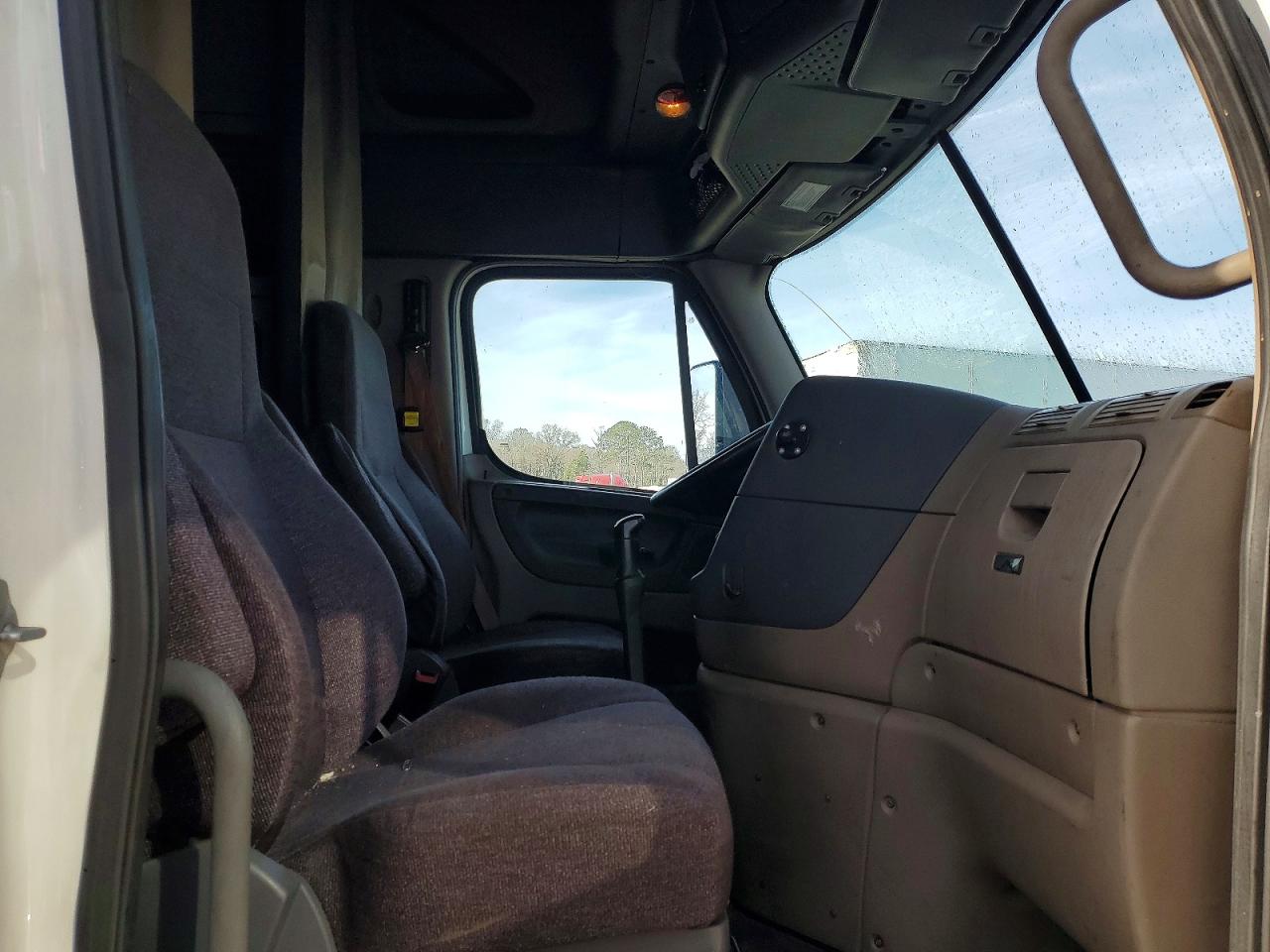 Freigliner Cascadia 125