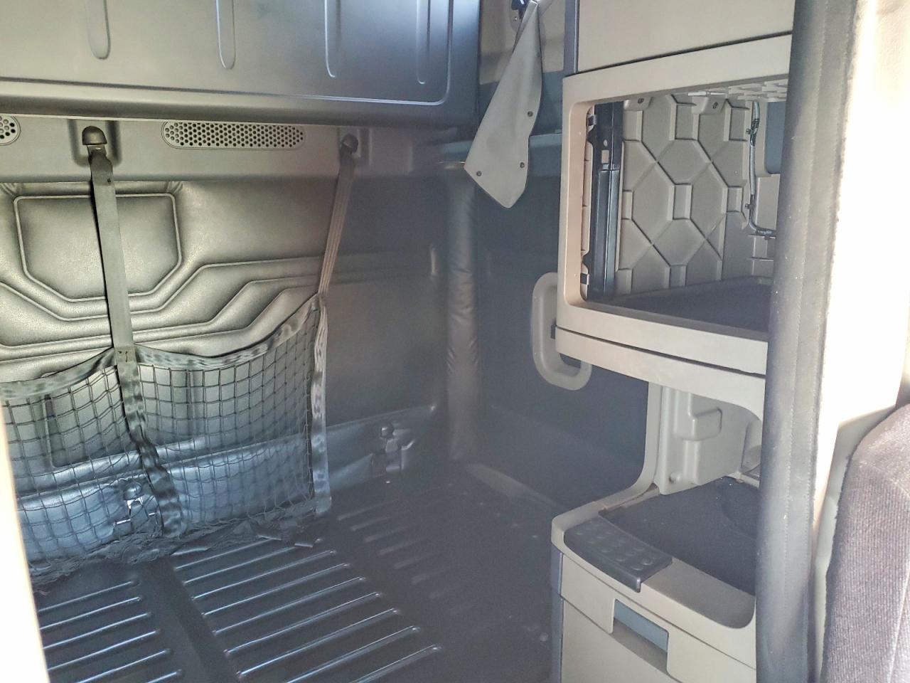 Freigliner Cascadia 125