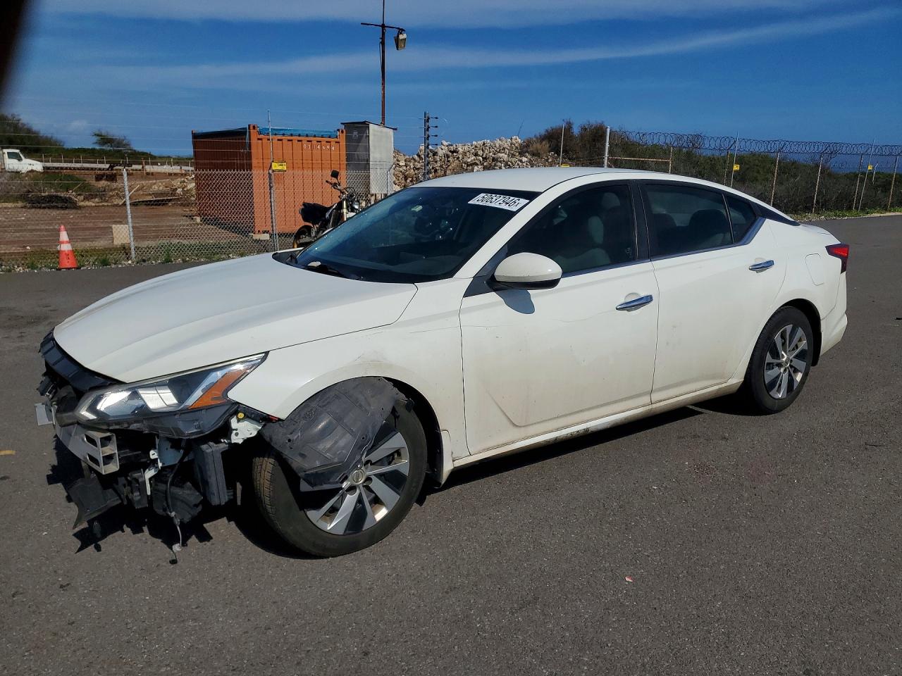 Salvage Nissan Altima Image