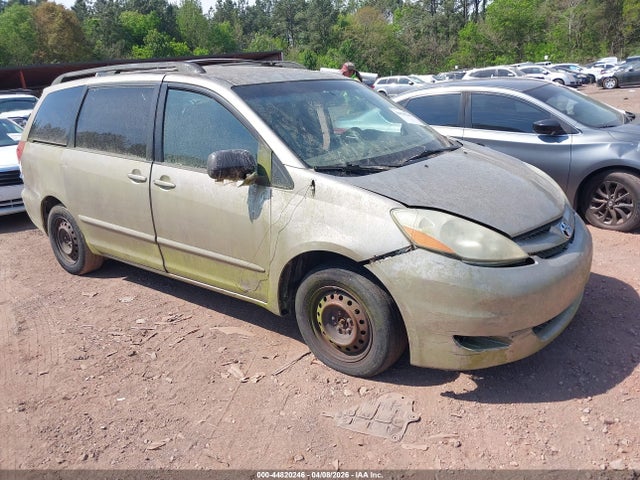 Salvage Toyota Sienna Image