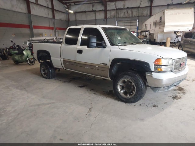 Salvage GMC Sierra 2500 Image