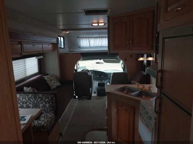 Ford E-450 Standard