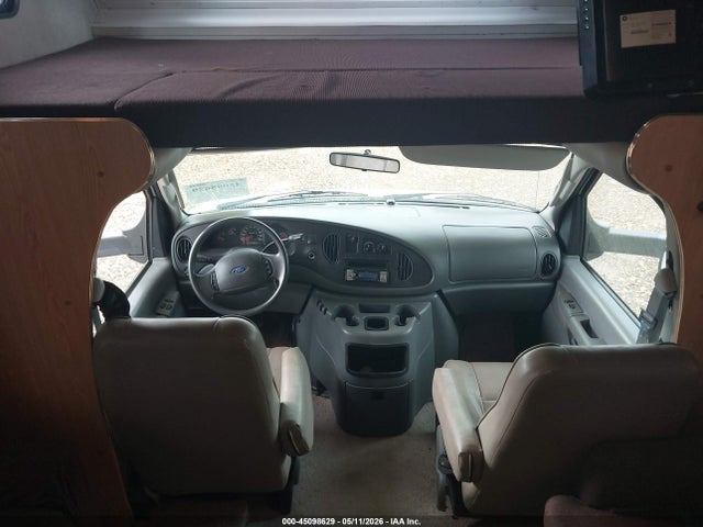 Ford E-450 Standard