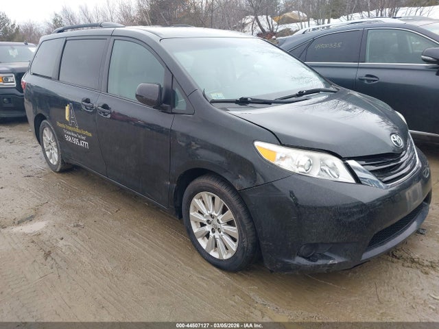 Salvage Toyota Sienna Image