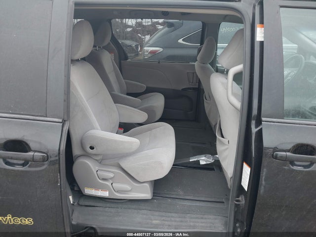 Toyota Sienna Le 7 Passenger