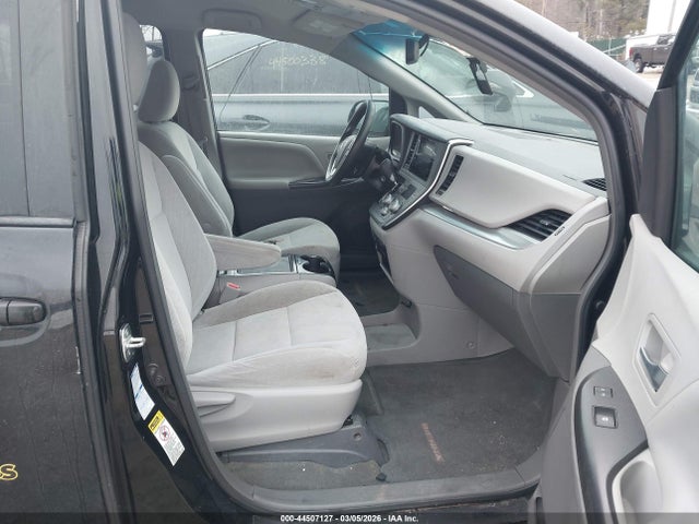 Toyota Sienna Le 7 Passenger