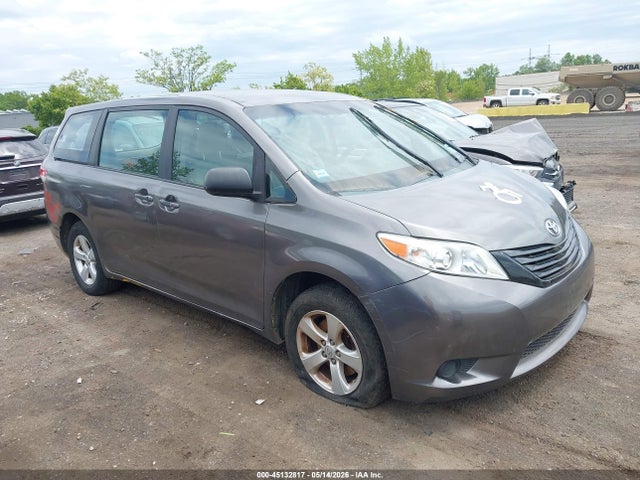 Salvage Toyota Sienna Image