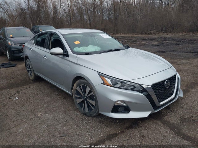 Salvage Nissan Altima Image