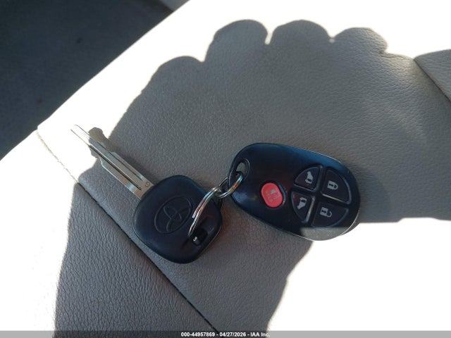 Toyota Sienna Le V6 8 Passenger