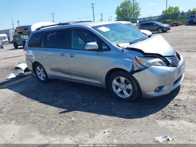 Salvage Toyota Sienna Image