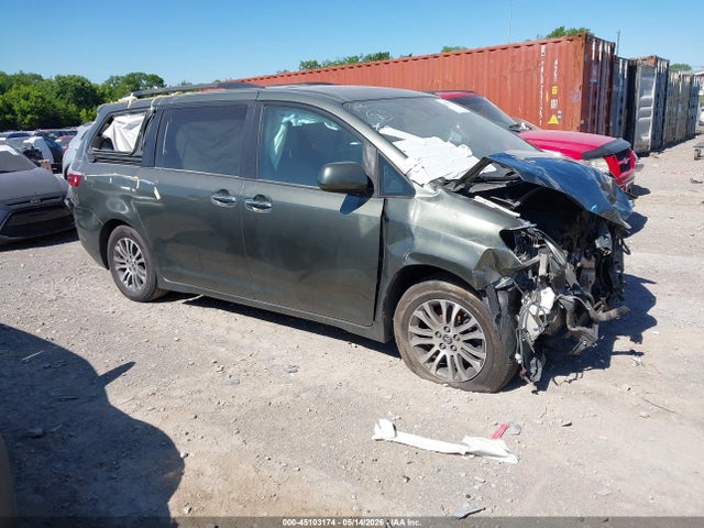 Salvage Toyota Sienna Image