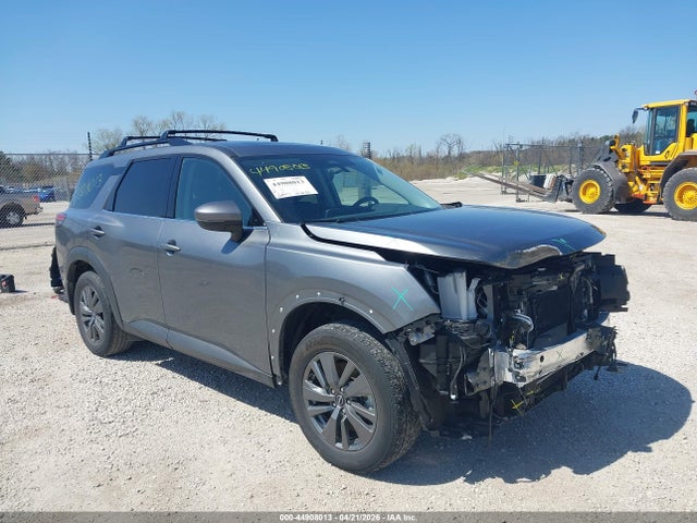 Salvage Nissan Pathfinder Image