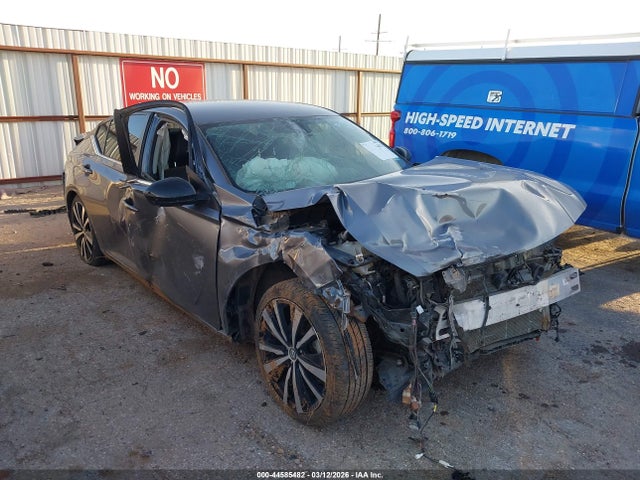 Salvage Nissan Altima Image