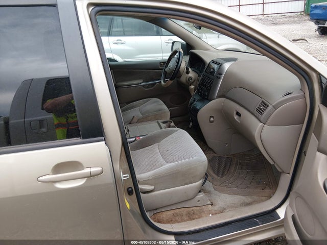 Toyota Sienna Le