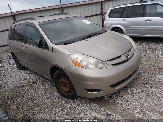 Salvage Toyota Sienna Image