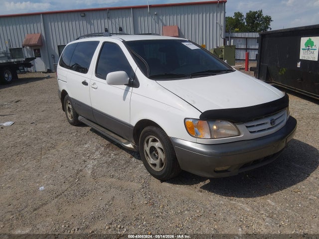 Salvage Toyota Sienna Image