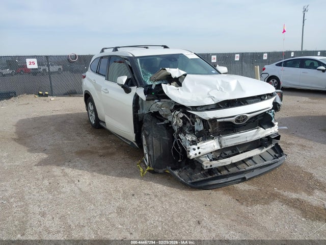 Salvage Toyota Highlander Image