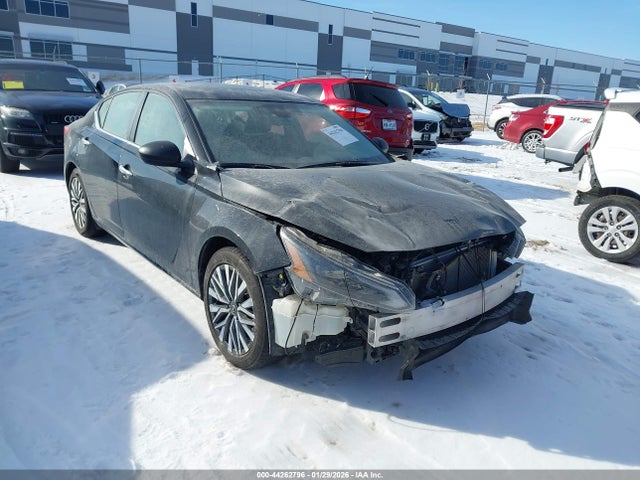 Salvage Nissan Altima Image