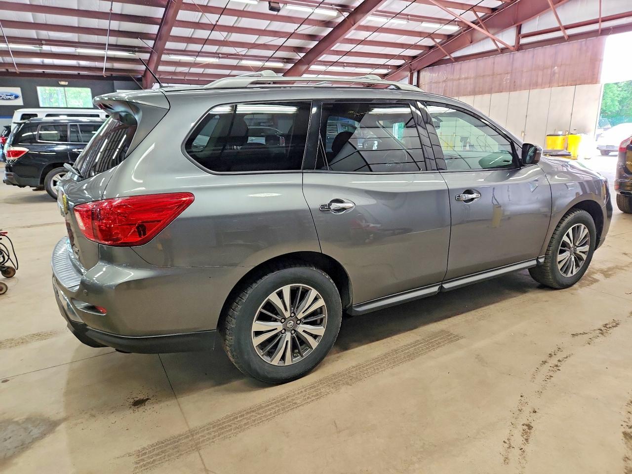 Nissan Pathfinder Sv