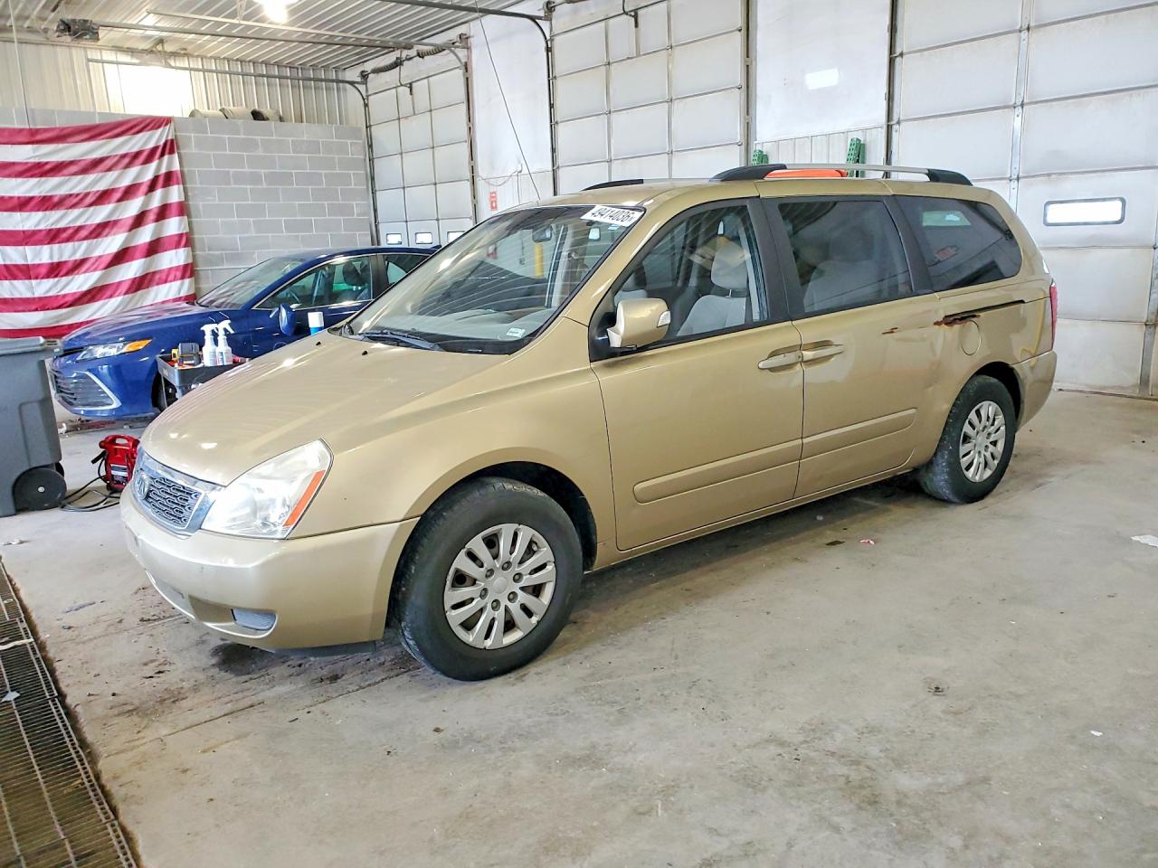 Salvage Kia Sedona Image