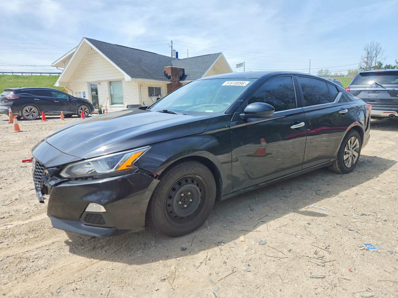Salvage Nissan Altima Image
