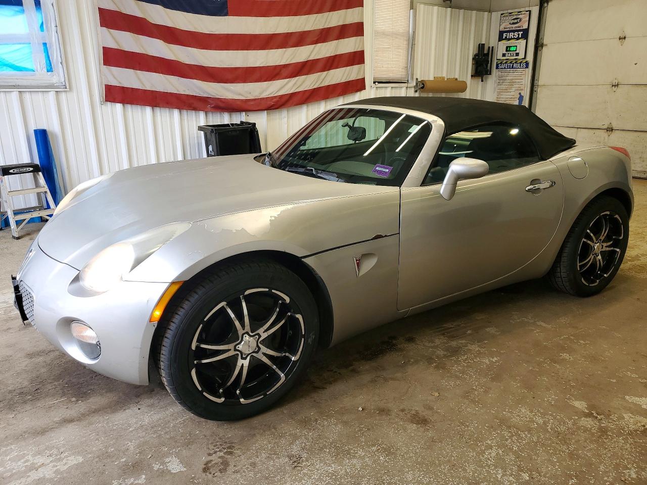 Salvage Pontiac Solstice Image