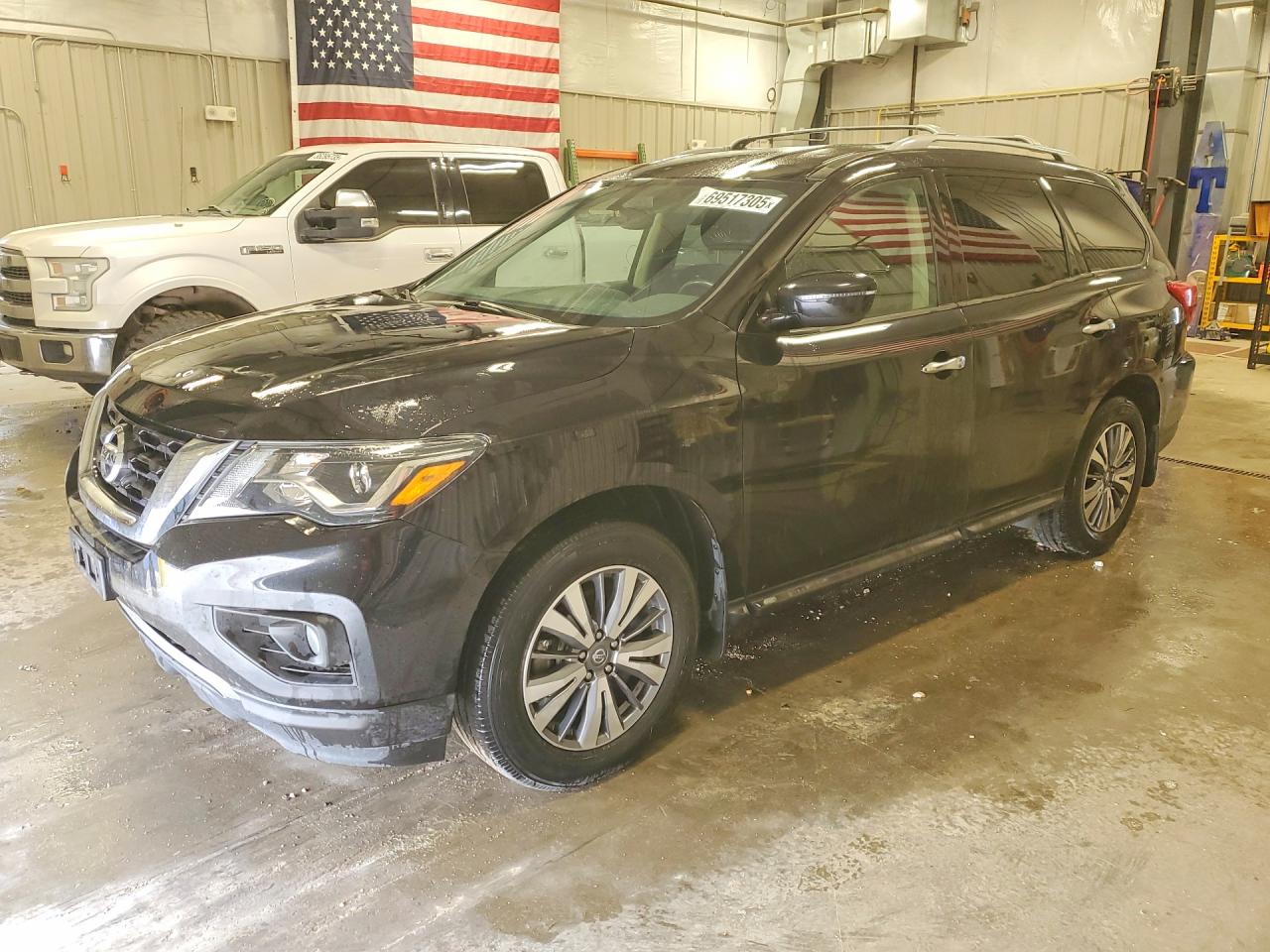 Salvage Nissan Pathfinder Image
