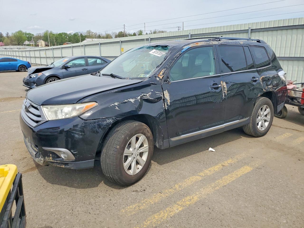 Salvage Toyota Highlander Image