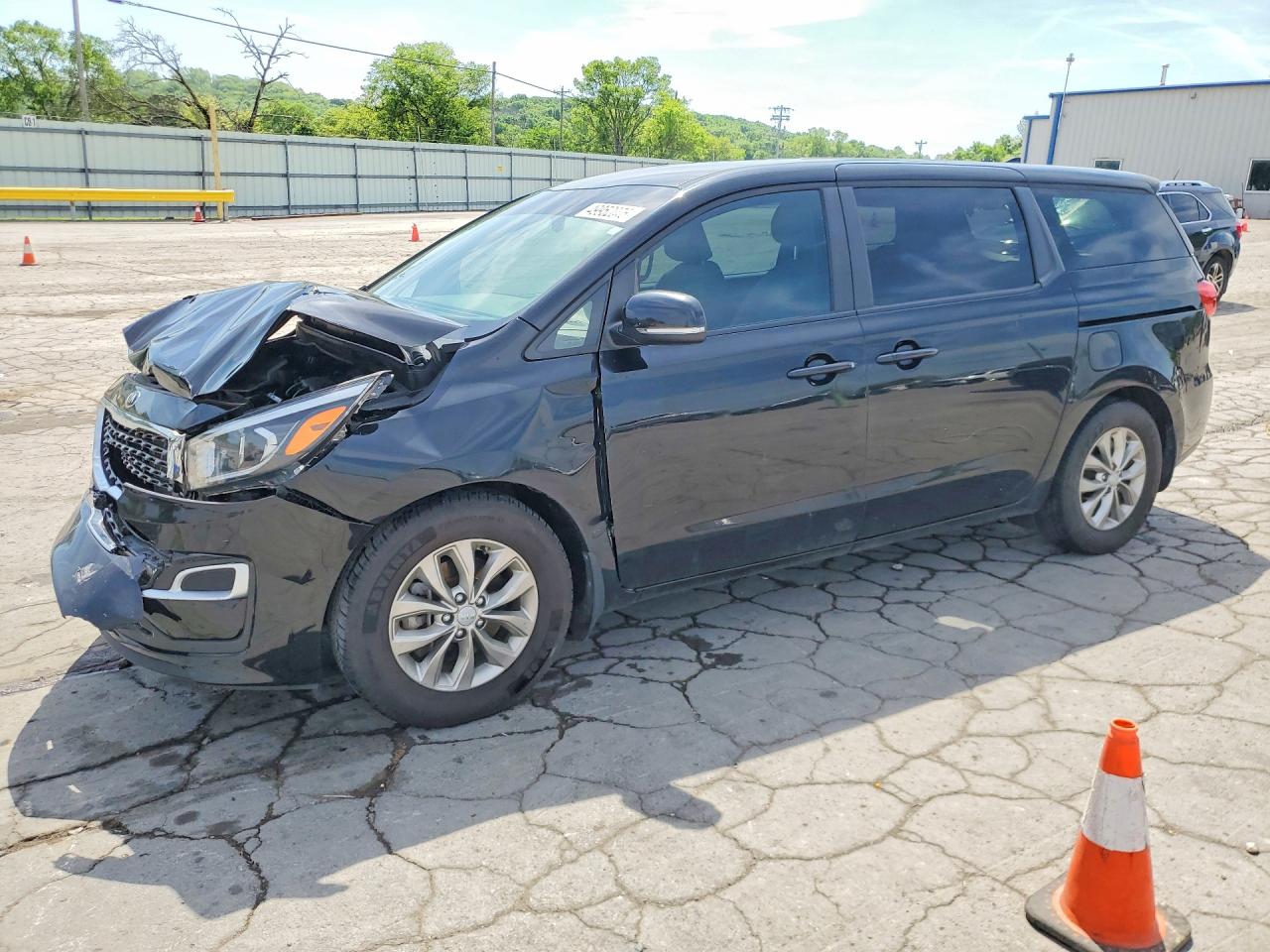 Salvage Kia Sedona Image
