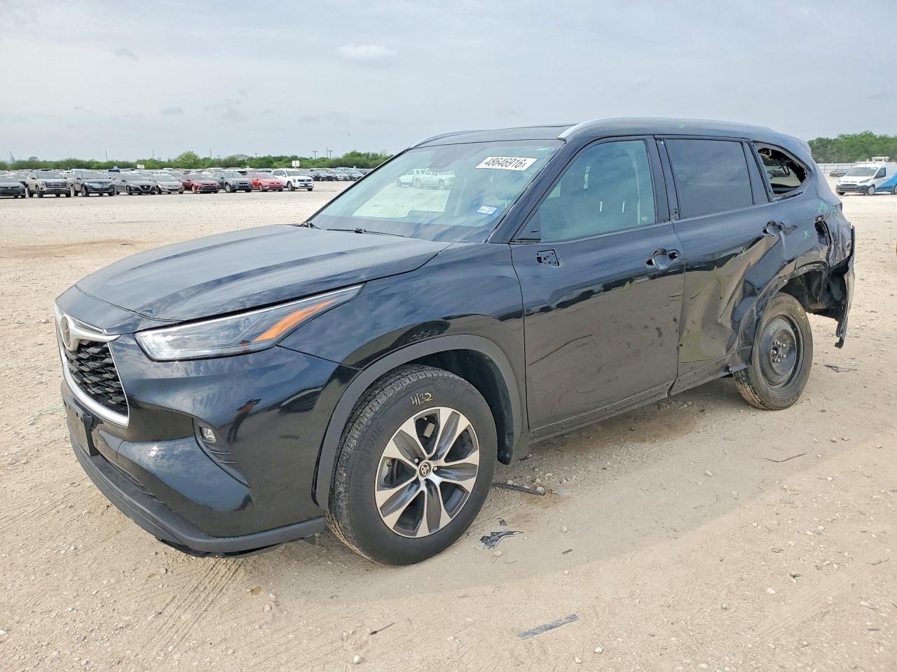 Salvage Toyota Highlander Image