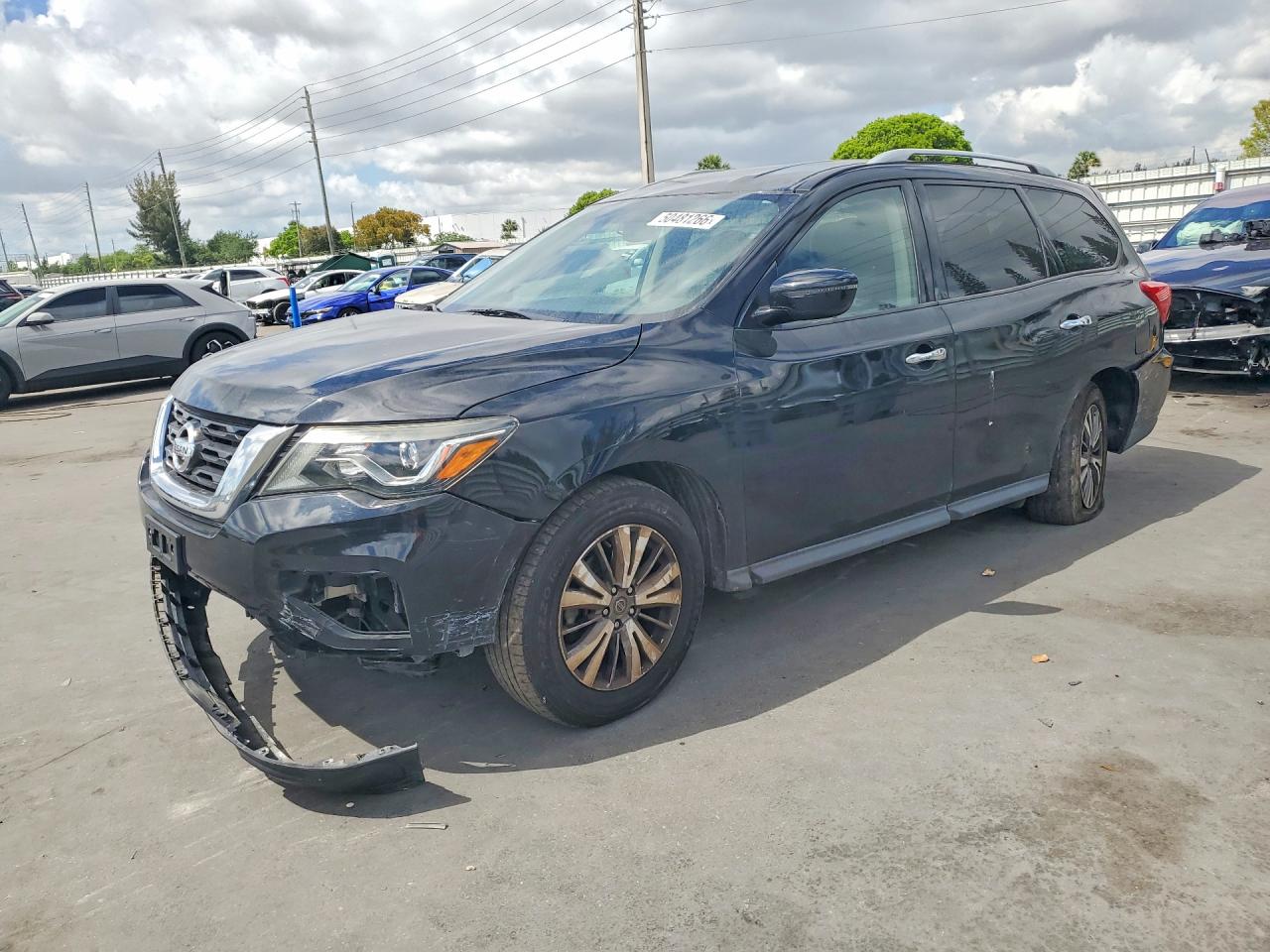Salvage Nissan Pathfinder Image