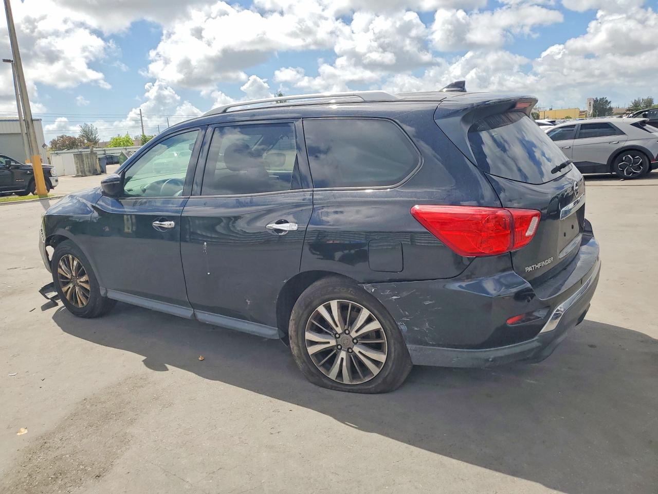 Nissan Pathfinder Sv