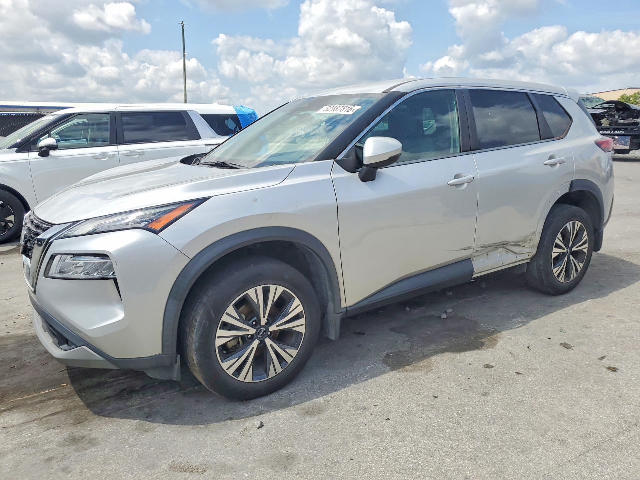 Salvage Nissan Rogue Image
