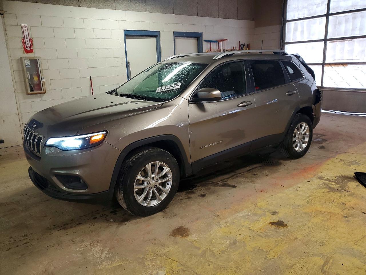 Salvage Jeep Cherokee Image