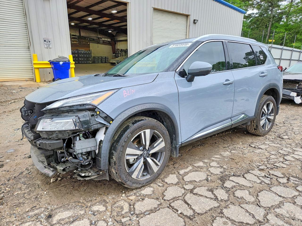 Salvage Nissan Rogue Image