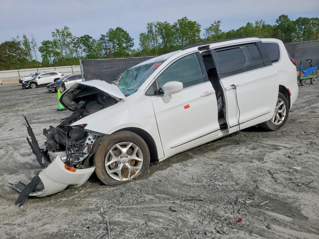 Salvage Chrysler Pacifica Image