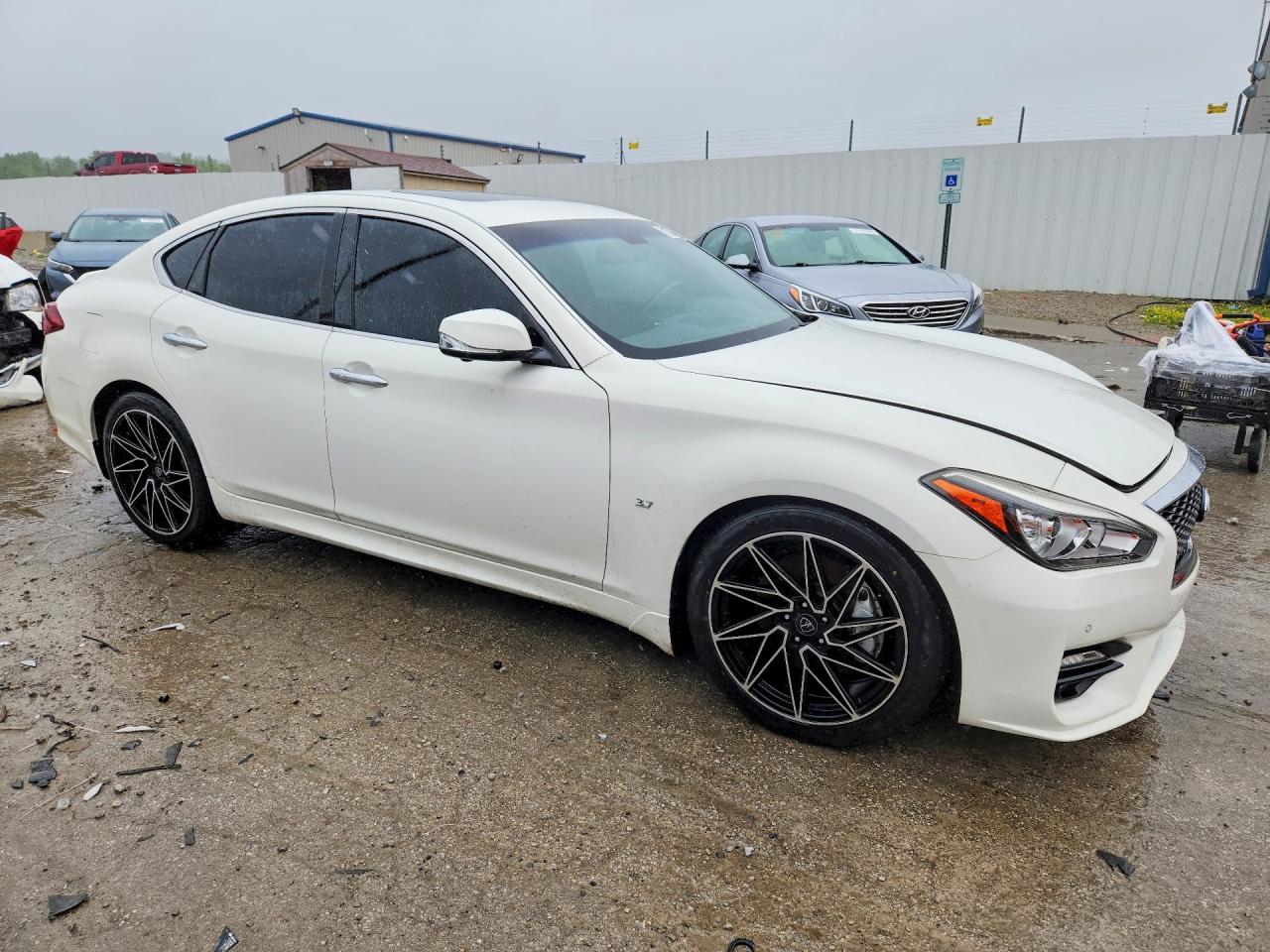 INFINITI Q70 3.7