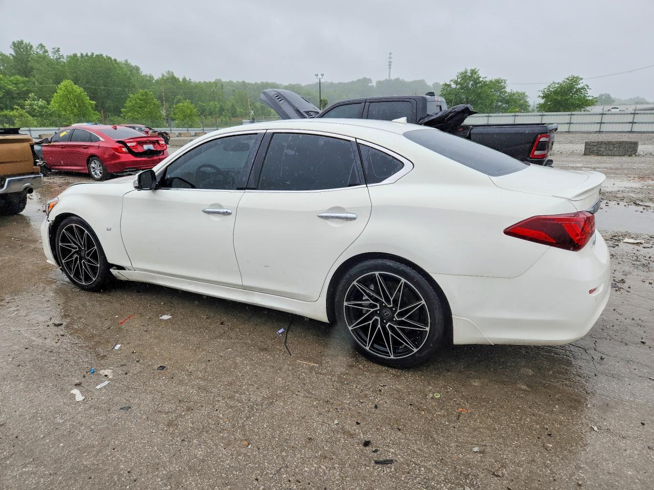 INFINITI Q70 3.7