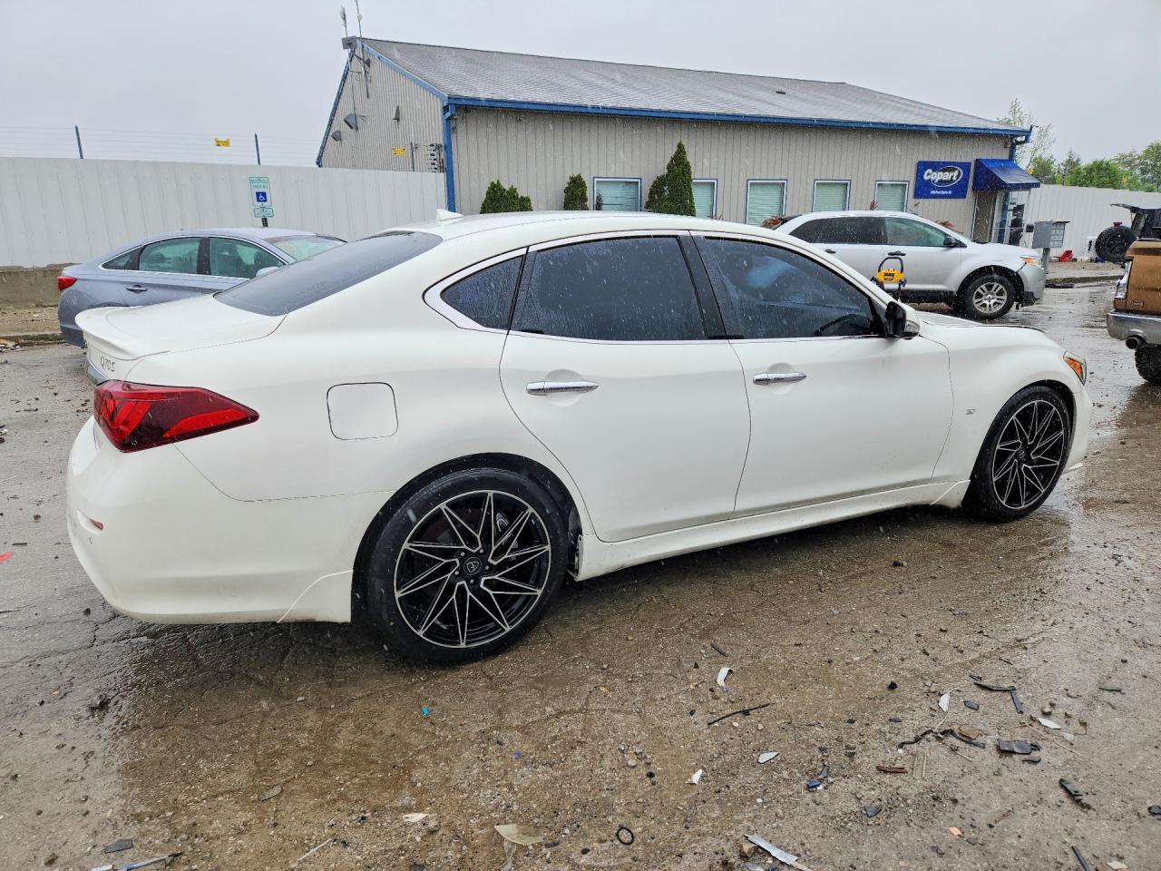 INFINITI Q70 3.7