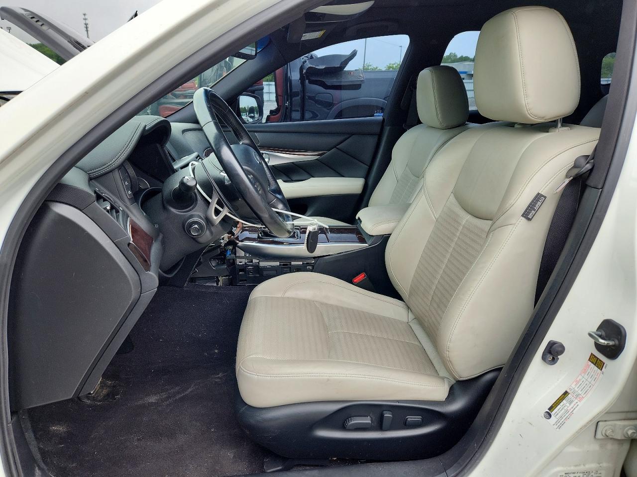 INFINITI Q70 3.7
