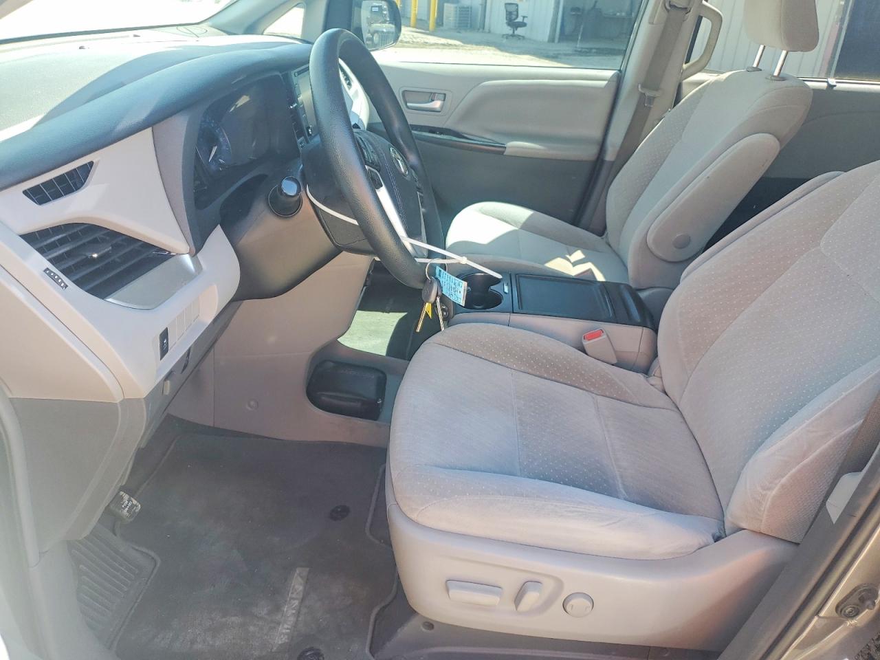 Toyota Sienna Le