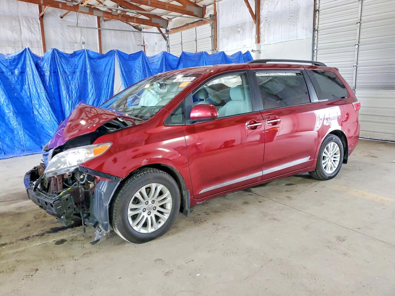 Salvage Toyota Sienna Image