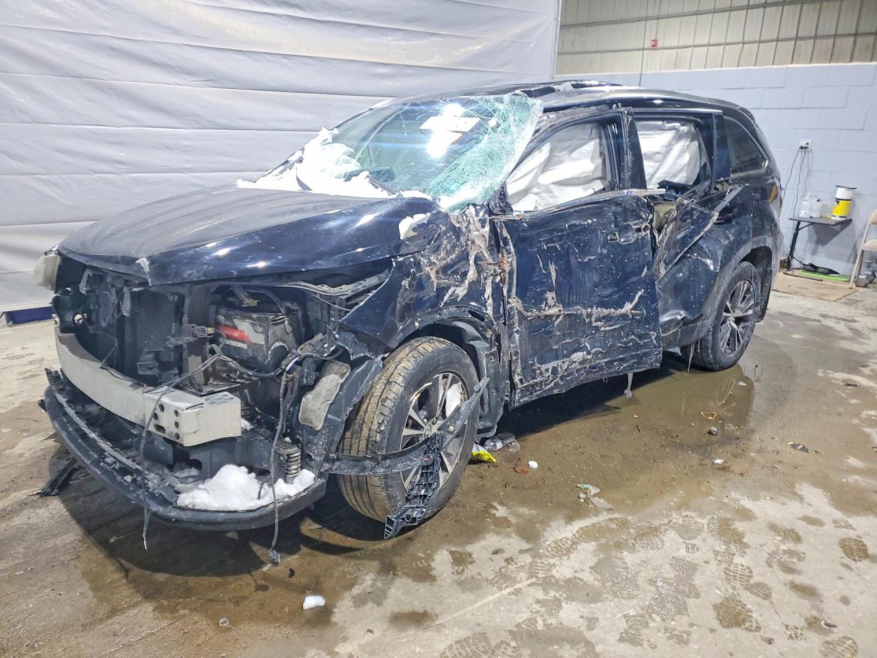 Salvage Toyota Highlander Image