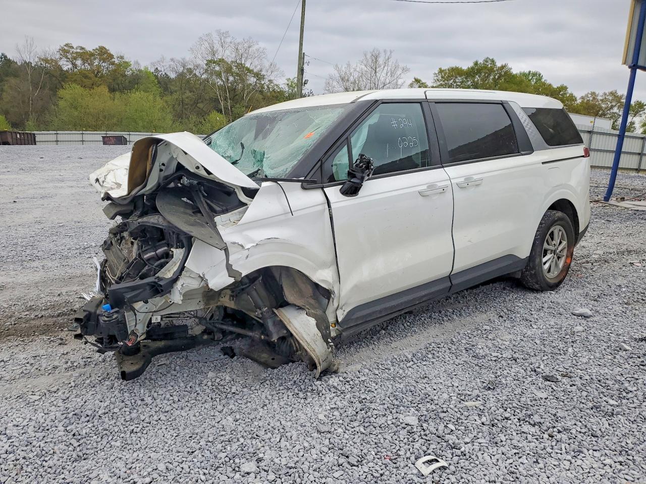 Salvage Kia Carnival Image