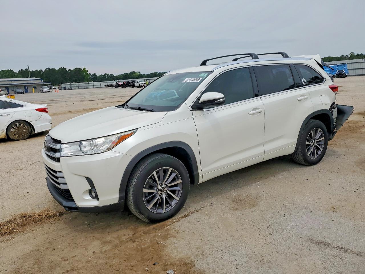Salvage Toyota Highlander Image